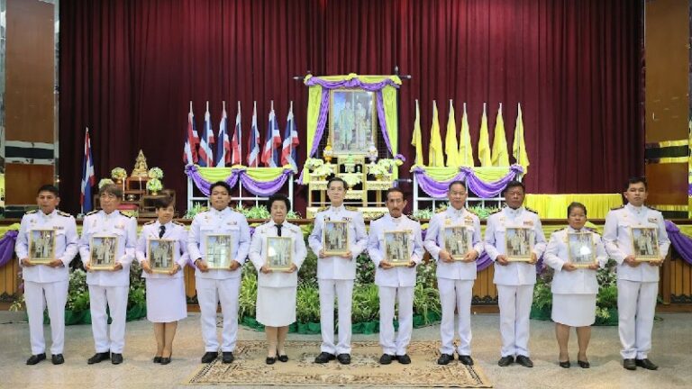 ร่วมพิธีรับพระราชทานพระบรมฉายาลักษณ์พระบาทสมเด็จพระเจ้าอยู่หัว