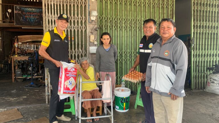 ลงพื้นที่แจกของบริโภค ให้กับผู้ป่วยติดเตียง ผู้พิการ และผู้ยากไร้ ในพื้นที่ตำบลเขาน้อย