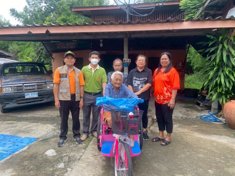มอบกายอุปกรณ์สำหรับช่วยเหลือคนพิการ ตามโครงการจัดหากายอุปกรณ์สำหรับช่วยเหลือคนพิการ เฉลิมพระเกียรติพระบาทสมเด็จพระเจ้าอยู่หัว (ประเภทรถสามล้อชนิดมือโยก)