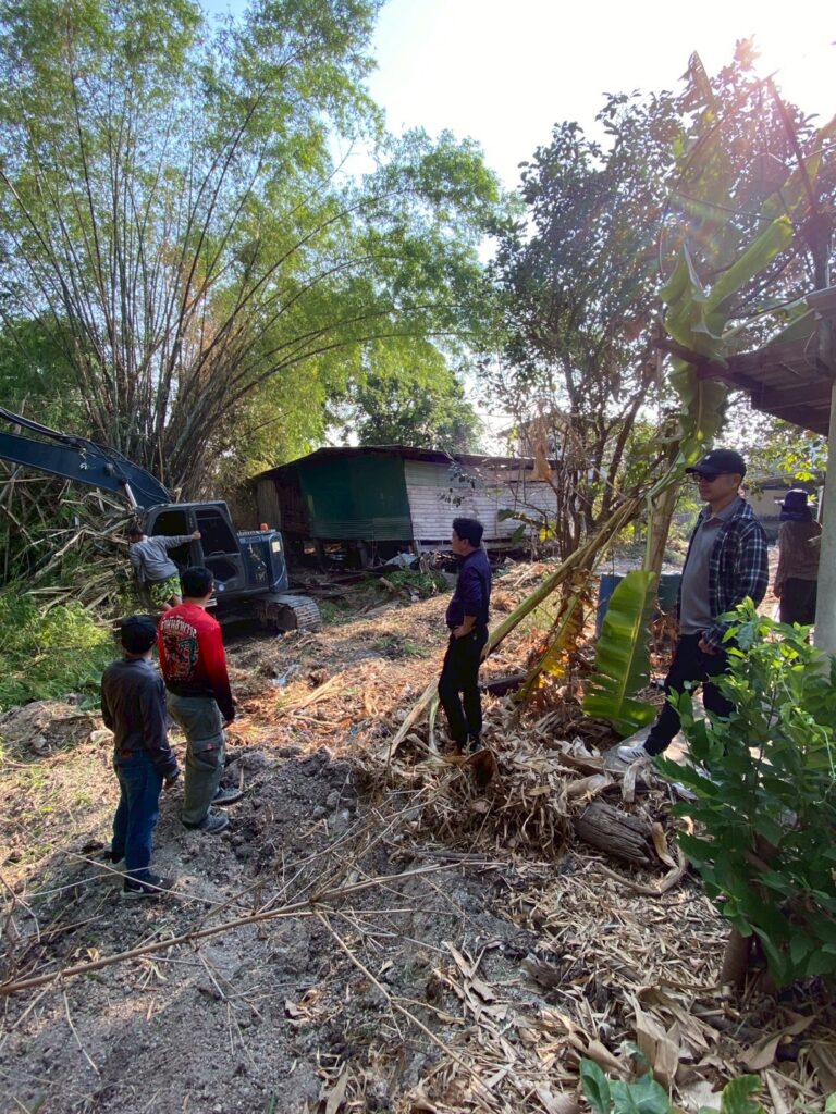 โครงการทำความสะอาดคูคลองรื้อถอนต้นไม้ริมคลองที่ขวางทางน้ำ